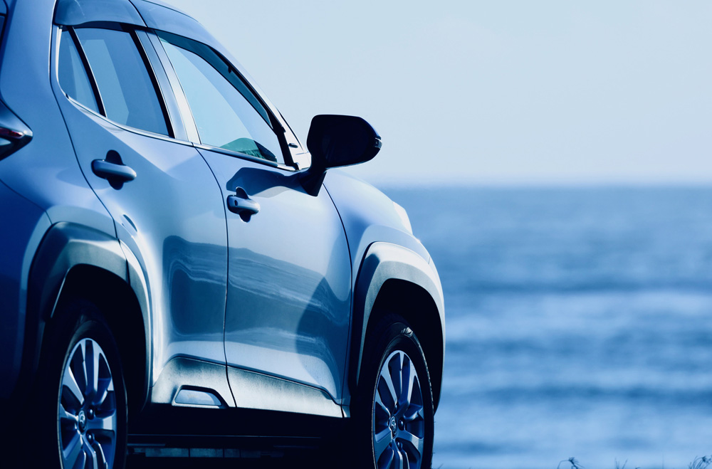 海沿いを走る自動車